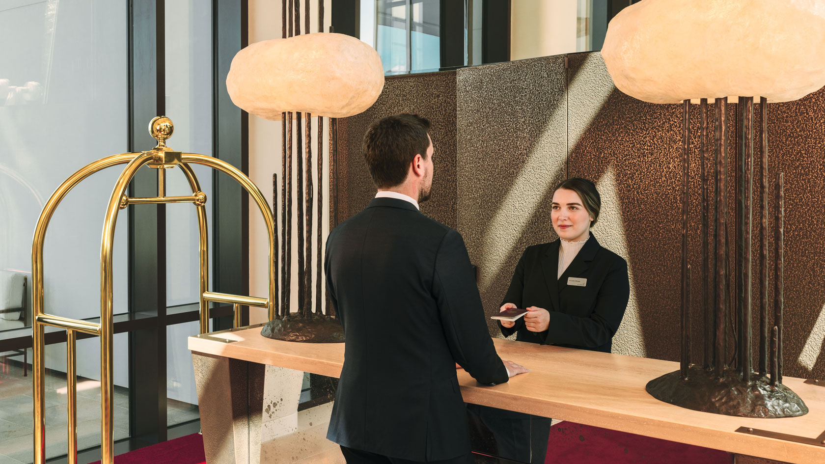 2 personnes à la réception à l'aéroport