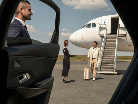 2 personnes à l'arrivée à l'aéroport