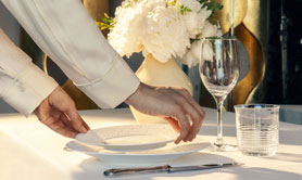Art de la table dans un salon privé à l'aéroport