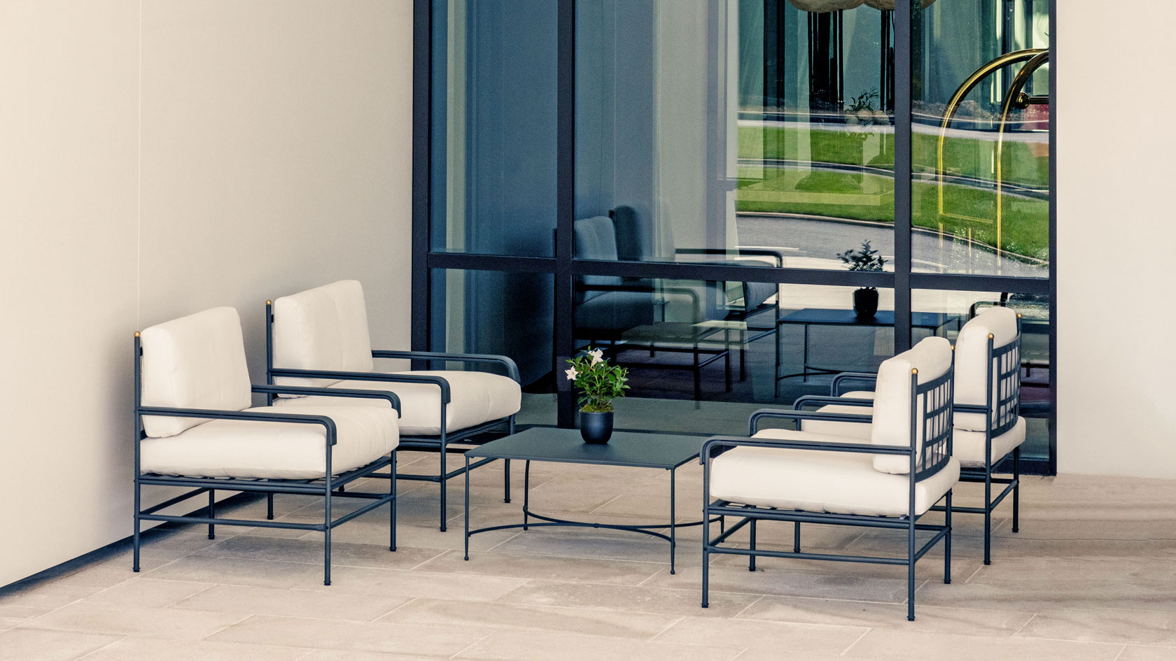 4 chaises et 1 table à l'entrée d'un terminal à l'aéroport
