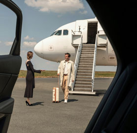 2 personnes à l'arrivée à l'aéroport