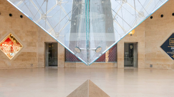 LOUVRESCARROUSEL_570x320.jpg