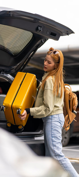 Une femme avec valise au parking officiel Paris-Aéroport