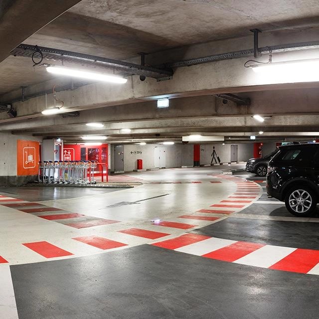Voitures garées au Parking Officiel Orly P4b