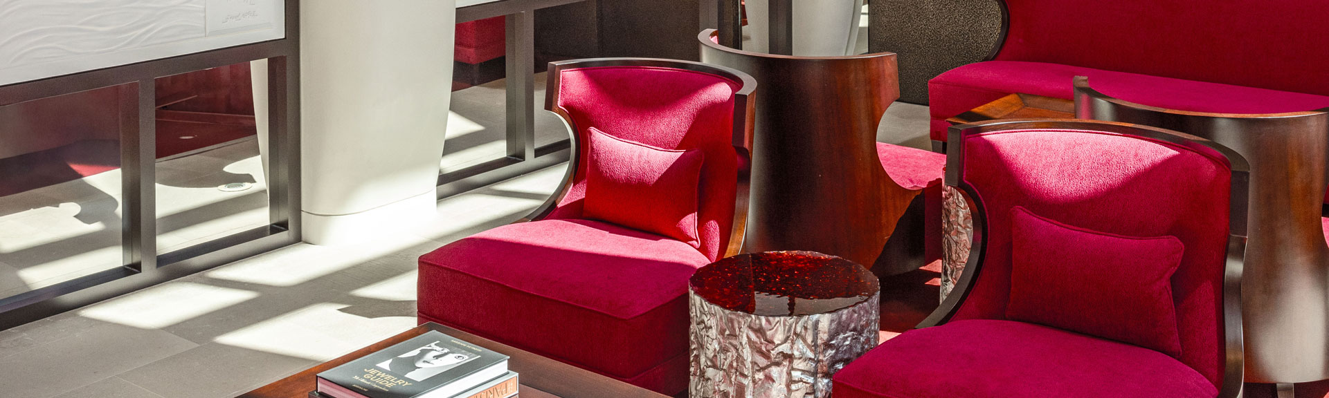 Réception avec fauteuils à l'aéroport