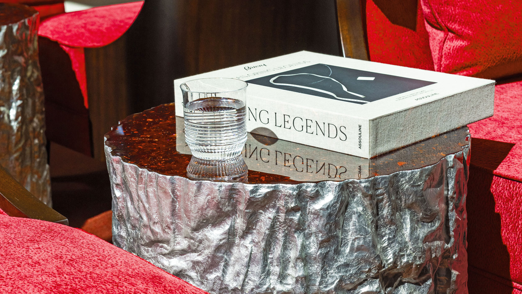 Verre sur une table à l'aéroport