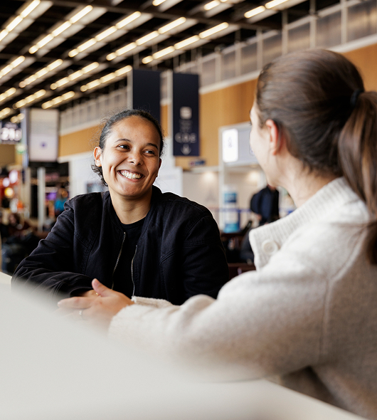 Passengers under discussion in the public area, Orly 2, Paris-Orly