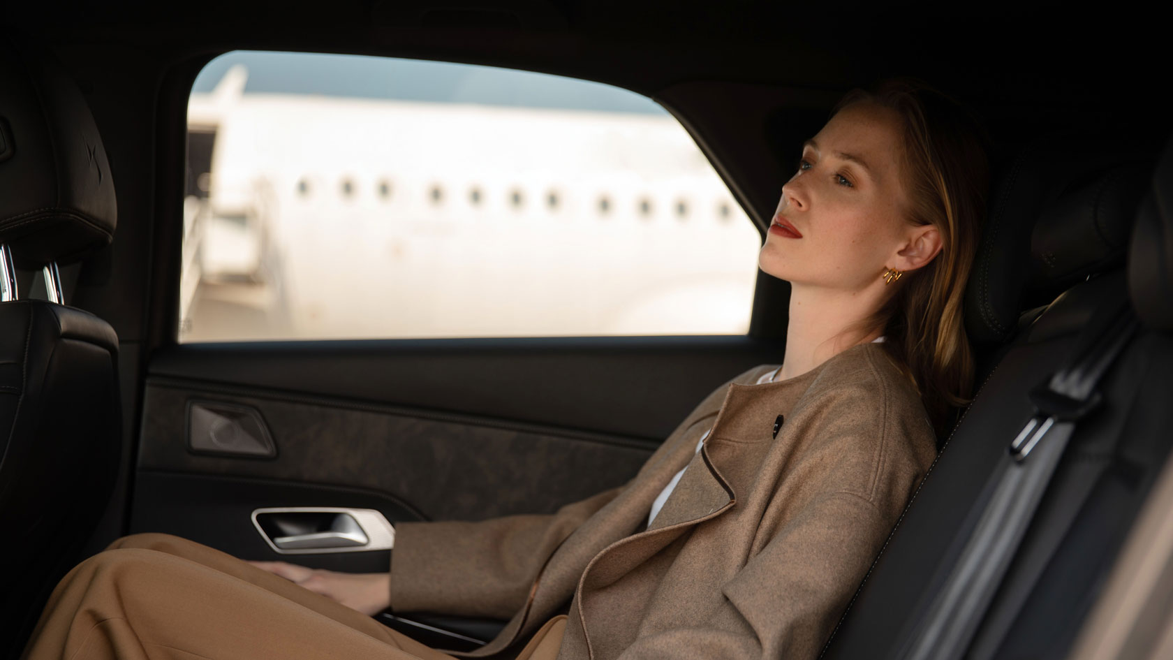 Une personne dans une voiture à l'aéroport