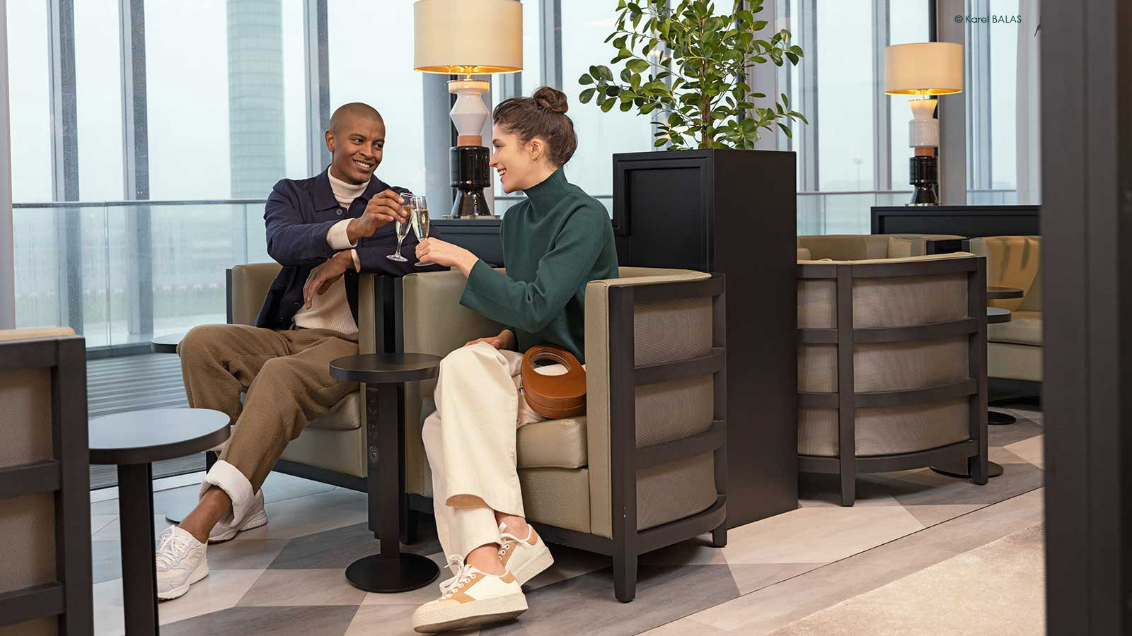 Homme et femme prenant un café dans le lounge