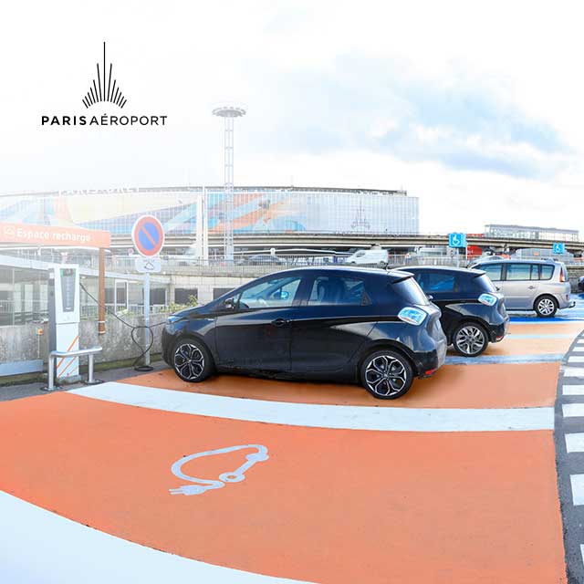 zone dédiée aux voitures électriques dans un parking officiel Paris Aéroport