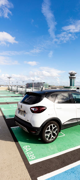 Voiture électrique garée au Parking Officiel Paris Aéroport